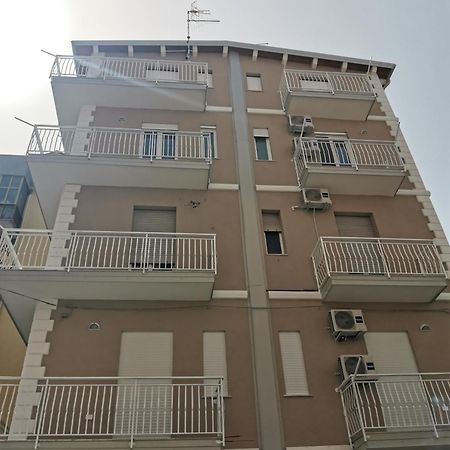 Palazzo Buscema - Appartamenti & Residence Crotone Bagian luar foto